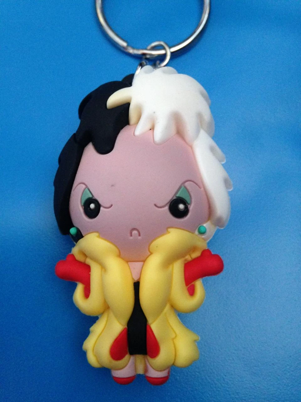 Porte clés disney disneyland paris : Cruella 101 Dalmatiens en relief 3D